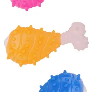 Detailopname van een duurzaam hondenkauwspeeltje in de vorm van een kippenpoot.