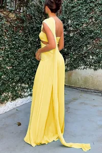 Vista dettagliata del retro di un elegante abito a pieghe giallo con fusciacca lunga