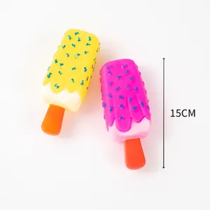 Gros plan de jouets couineurs pour chiens en forme d'esquimau avec dimension de 15 cm