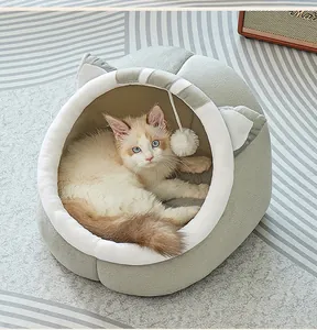 Cama de felpa semicerrada para gatos con orejas lindas y una bola de juego colgante