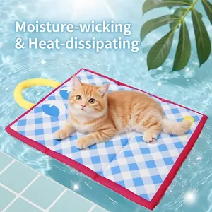 Esterilla refrescante de seda helada para gatos con patrón de cuadros en una piscina