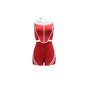 Tweeledige rood-witte sportset met mouwloze top met rits en bijpassende korte broek