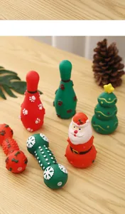 Festliche Sammlung weihnachtlicher Hundespielzeuge aus Vinyl auf einem Holztisch