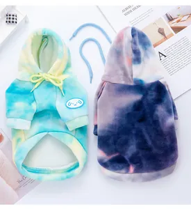 Detailansicht weicher Tie-Dye Fleece-Hundepullover mit niedlichem Aufnäher und Kapuze.