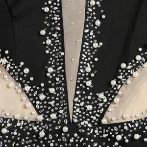 Dettaglio ravvicinato di una sexy tuta in mesh con perle e strass luccicanti decorati