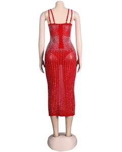 Vista posteriore abito aderente rosso sexy con strisce di strass e rete trasparente