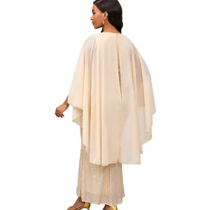 Rückansicht eines goldenen Pailletten-Maxikleids mit Chiffon-Cape für formelle Abendpartys.