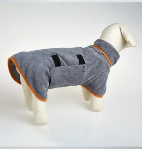 Vue latérale du peignoir gris absorbant pour chien avec bordure orange sur un mannequin.