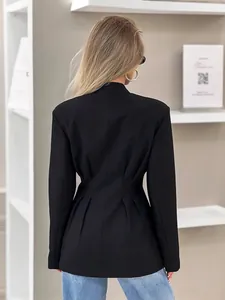 Eleganter schwarzer, taillierter Damenblazer mit figurbetontem Design Rückansicht