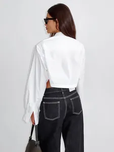 Elegante camicia bianca corta in cotone stile francese minimalista vista posteriore