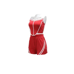 Gedetailleerd overzicht van rood-wit tweedelig sportsetje met mouwloze top en short