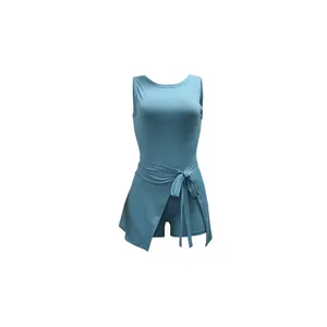 Conjunto de dos piezas con mameluco sin mangas azul y falda envolvente con lazo