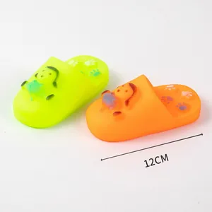 Vue détaillée d'un jouet sonore pour chien en forme de pantoufle avec mesure de 12cm