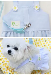 Gros plan et effet porté d'une robe bleue pour chien avec marguerites et attache