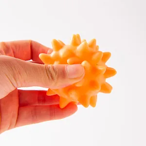 Primo piano di una palla con punte arancione flessibile per animali domestici