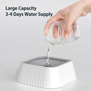 Grote zwevende waterbak voor huisdieren, vullen voor drinken zonder morsen of natte snuit.
