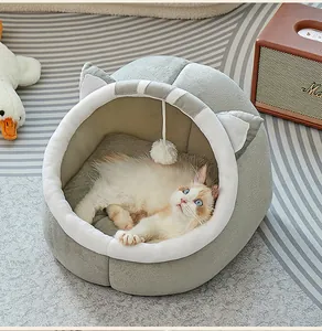 Cama para gatos gris semicerrada con juguete de bola y orejas lindas para invierno