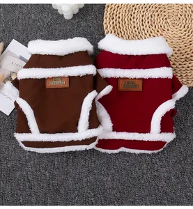 Vista dettagliata dei gilet in pile vintage per animali in marrone caffè e rosso cupo.