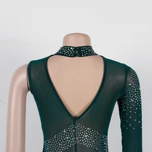 Primer plano de vestido de malla verde oscuro con pedrería y espalda abierta en V
