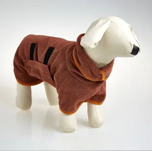 Détail du peignoir absorbant pour chien à séchage rapide avec sangle réglable