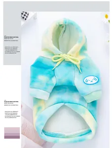 Detailansicht eines weichen Batik-Haustier-Hoodies mit Fleecefutter und Aufnäher