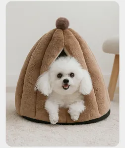 Dettaglio di un accogliente letto per animali in peluche marrone con un piccolo cane bianco