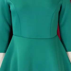 Detailansicht der Taille und Nähte eines eleganten smaragdgrünen Abendkleides.
