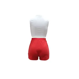 Achteraanzicht van een tweedelige dames set met witte mouwloze top en rode korte broek