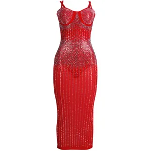 Primo piano di un vestito rosso aderente con intricati dettagli in strass argentati.