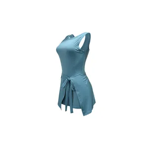 Vista lateral de body azul sin mangas con falda envolvente con lazo a juego