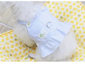 Détail de la robe bleue pour animaux avec bretelles marguerites et anneau