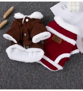 Dettaglio di calde giacche per animali con fodera in pile rosso e marrone.