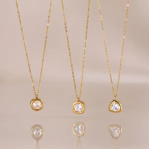 Elegantes Set aus 18 Karat vergoldeten Edelstahlketten mit geometrischen Anhängern.