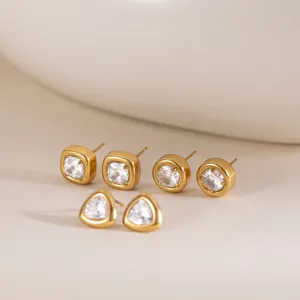 Set aus geometrischen Ohrsteckern, 18 Karat vergoldeter Edelstahl mit klaren Kristallen