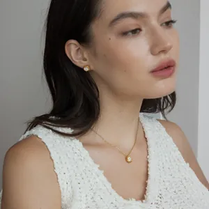 Elegantes Schmuckset aus 18k vergoldetem Edelstahl mit quadratischen Zirkonia-Steinen