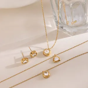 Nahaufaufnahme eines eleganten 18k vergoldeten Schmucksets mit Zirkonia-Anhängern