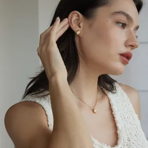 Elegantes 18k vergoldetes Edelstahl-Schmuckset bestehend aus Halskette und runden Ohrringen