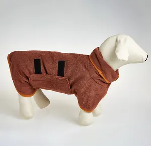 Peignoir marron absorbant pour grands chiens présenté sur un mannequin de chien blanc