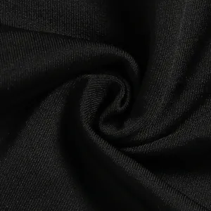 Vista macro dettagliata che mostra la trama del tessuto a maglia fine nero di alta qualità