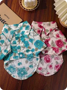 Detalle de dos camisas para mascotas con coloridos motivos florales y botones a presión