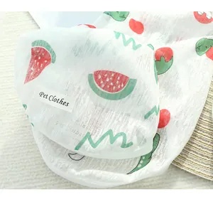 Detailansicht der atmungsaktiven Netz-Tierweste mit süßem Wassermelonen- und Dinosaurier-Druck