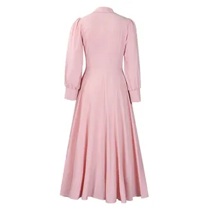 Vista trasera de elegante vestido rosa de manga larga con falda de línea A y costura