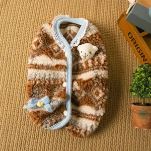 Vista dettagliata del gilet in peluche per cani con testa di orsetto e colletto