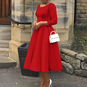 Elegantes rotes A-Linien-Midikleid mit Dreiviertelärmeln, ideal für Abendpartys geeignet.