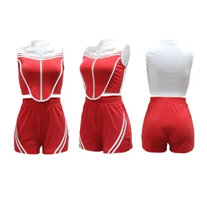 Sportieve tweedelige dames set met rood-witte mouwloze polotop en bijpassende korte broek