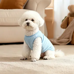 Gilet chaud en polaire bleu clair pour petits chiens et chats dans un cadre chaleureux.