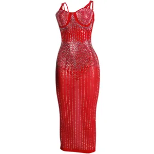 Dettaglio di un abito attillato rosso con strass scintillanti e mesh trasparente.