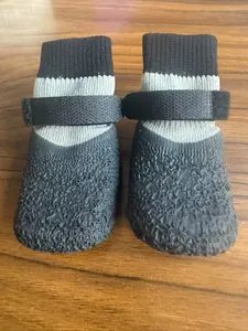 Vista dettagliata scarpe impermeabili per cani con suole antiscivolo e velcro