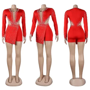 Elegante tutina rossa a maniche lunghe con dettagli in perle e strass in tre visioni