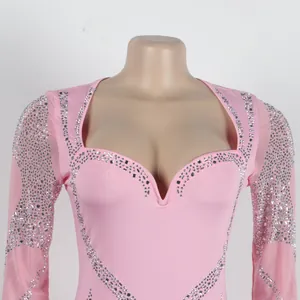 Detailansicht eines rosa langärmeligen Jumpsuits mit silbernen Strasssteinmustern.
